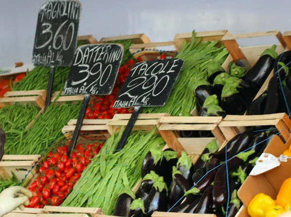 Продаж змішаних фруктів і овочів в коробці в продуктовому магазині — стокове фото