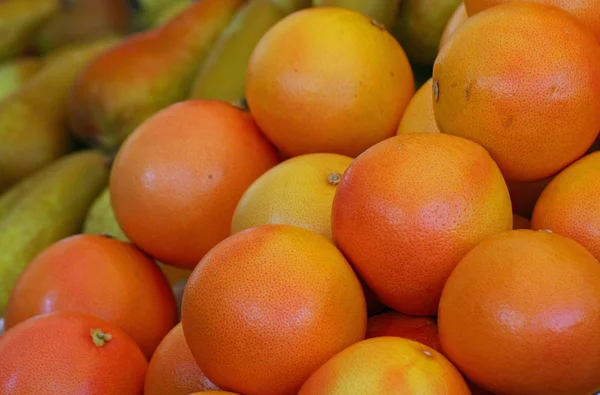 Apelsin grapefrukt och mogna päron säljs av greengrocers — Stockfoto