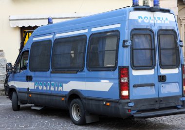 zırhlı van İtalyan polisinin bir denetim noktası içinde yer alan bir