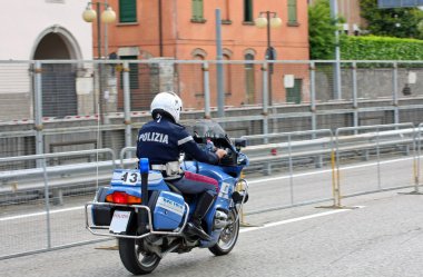 İtalyan devlet polis motosiklet hızlı yolda bir emer çalışır.