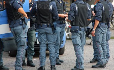 İtalyan polis ile bir r sırasında zırhlı ve kurşun geçirmez ceket