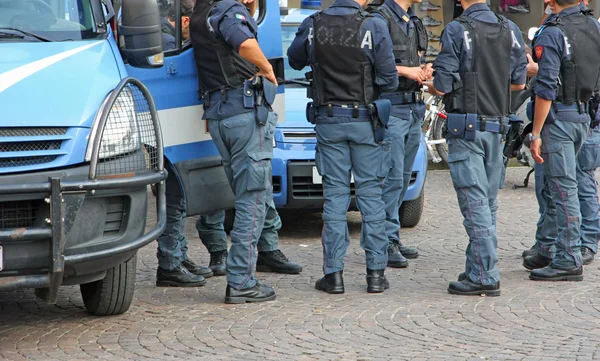 Policiais italianos com jaqueta blindada e à prova de balas durante um r — Fotografia de Stock