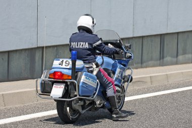 İtalyan polisi sürücü ortasına savrulan ile Bisiklet