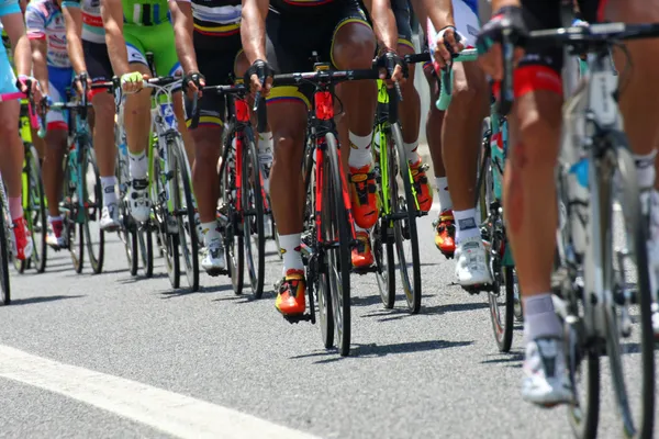 Ciclistas com esportes durante abbiglaimento durante um r desafiador — Fotografia de Stock