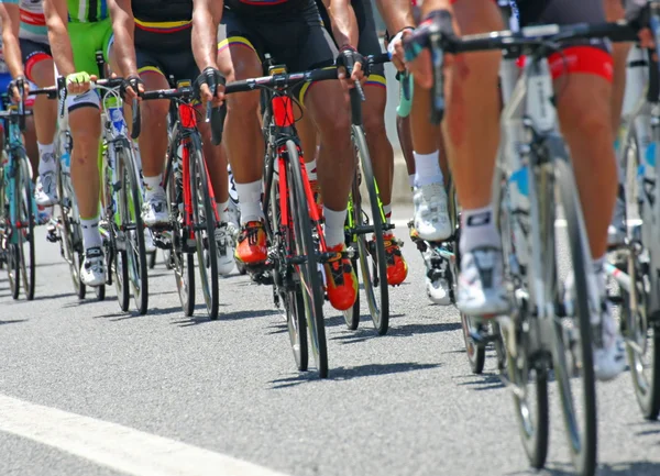 Ciclistas com esportes durante abbiglaimento durante um r desafiador — Fotografia de Stock