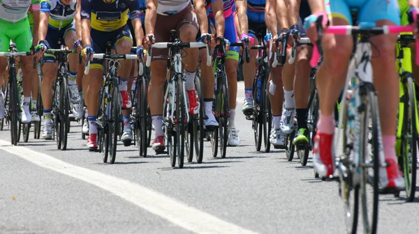 Ciclisti con sport durante l'abbiglaimento durante una gara impegnativa — Foto Stock