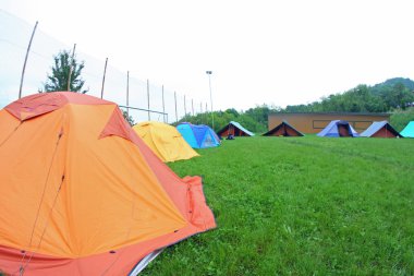 yeşil bir çayırda scout kamp çadırları ile kamp