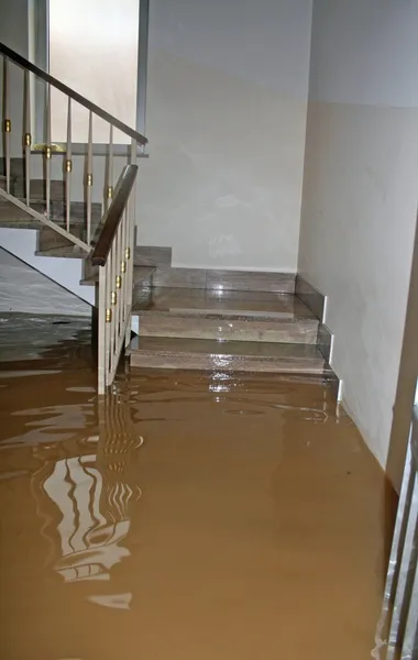 Escada de uma casa totalmente inundada durante a inundação do rio — Fotografia de Stock