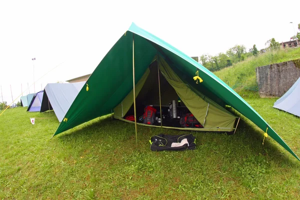 衬童子军营地开放空气在自然中的帐篷 — 图库照片