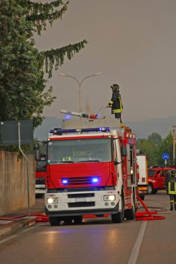 itfaiye itfaiye yangın arasında geçiş yaparken ile