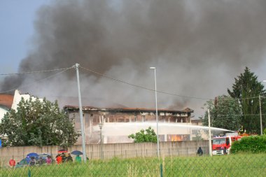 Yangından büyük zehirli kara bulutlar gökyüzünde yükselir