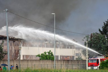 Yangından büyük zehirli kara bulutlar gökyüzünde yükselir