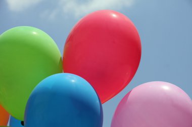 Balonlar için çocuklar güneşli bir parti sırasında