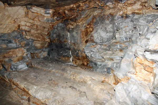Capas de roca visibles con sedimentos antiguos en la mina de Minera —  Fotos de Stock