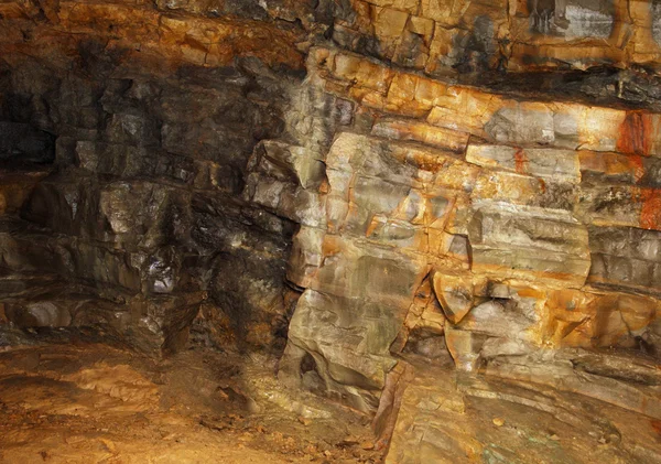 Viditelný skalní vrstvy s starověké sedimentů v dole minera — Stock fotografie