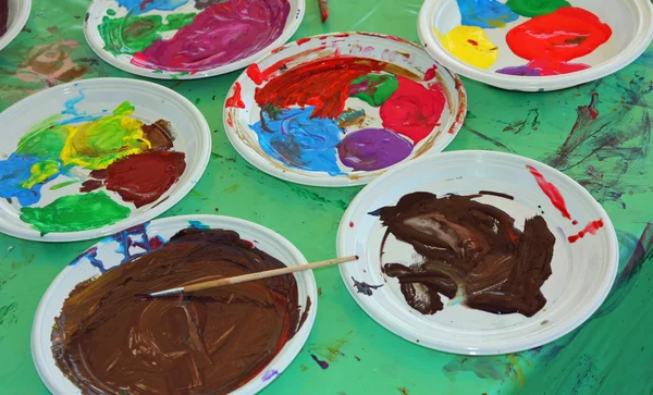 Acrylfarbpaletten für das Kinderzimmer während der Zeichenstunde — Stockfoto