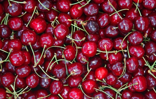 Fondo de cerezas rojas maduras buenas y jugosas para la venta en veget — Foto de Stock