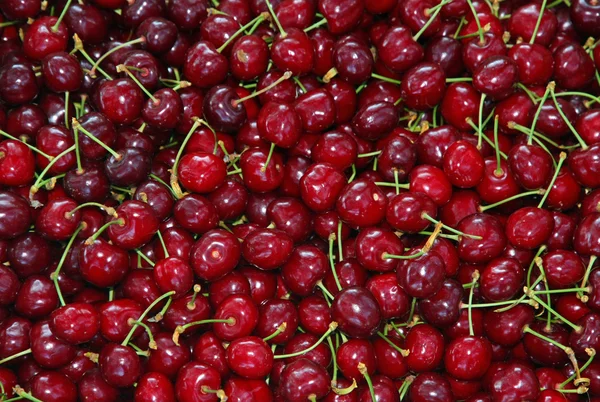 Pozadí dobré a šťavnaté zralé červené třešně na prodej — Stock fotografie