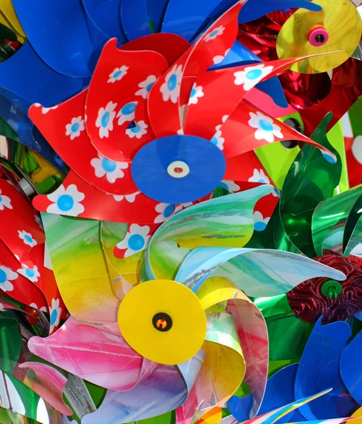 Kleurrijke pinwheels in kunststof verkocht in speelgoedwinkel — Stockfoto