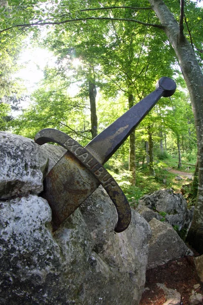 Spada leggendaria e famosa Excalibur al re bloccato tra la r — Foto Stock