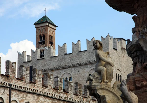 Detalles de los monumentos en el centro de la ciudad de Trento en Italia —  Fotos de Stock