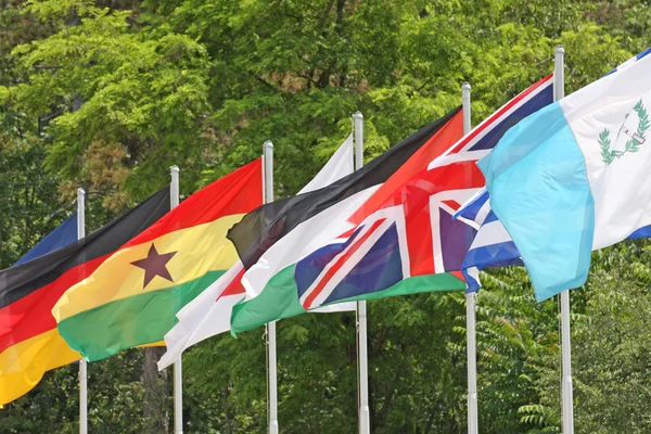 Ensemble de drapeaux colorés de nombreuses nations du monde — Photo