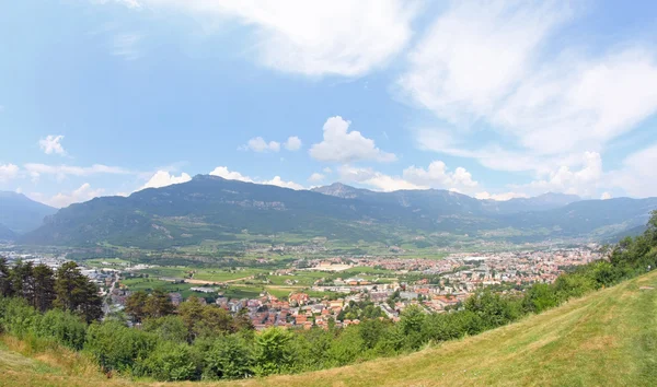 Evler ve dağlarda ba ile şehir panoraması — Stok fotoğraf