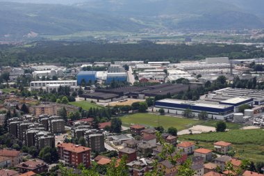 birçok ev ve geniş bir faktör ile kalabalık bir şehrin havadan görünümü
