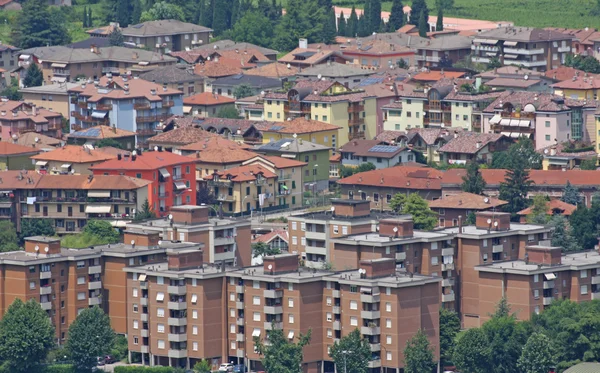 Domy zaludnione miasto z lotu ptaka — Zdjęcie stockowe