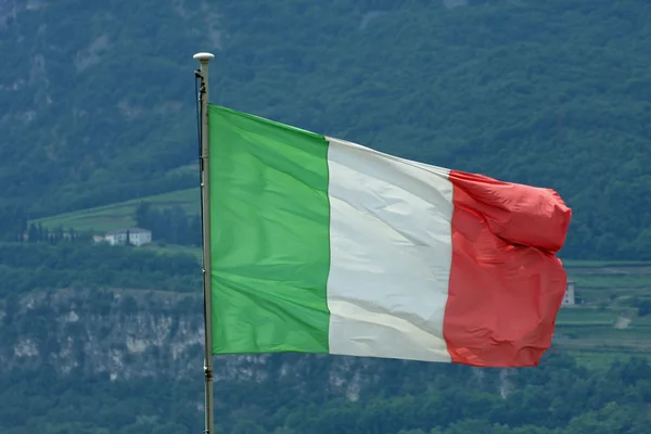 바람 팬에서 이동 하는 이탈리아의 이탈리아 국기 — 스톡 사진