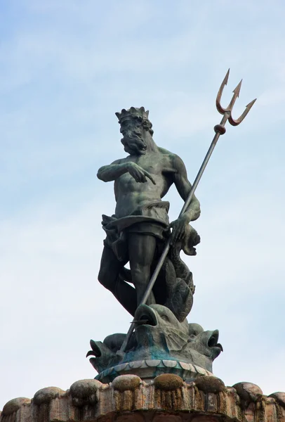 Fontän med en staty av Neptunus i centrum av staden — Stockfoto