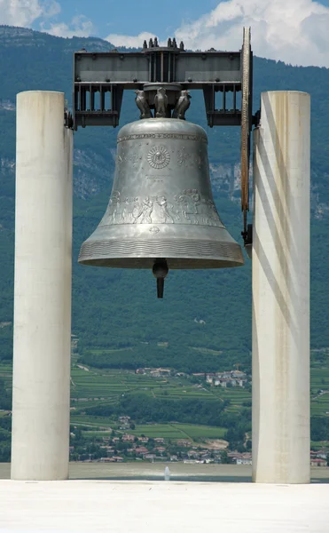 Ogromny dzwon spiżowy powyżej symbolu pokoju między narodami — Zdjęcie stockowe