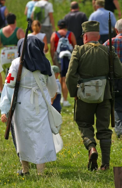 Enfermeira freira com um soldado ambos armados com uma espingarda — Fotografia de Stock
