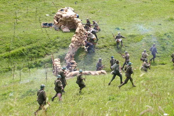 , Representação histórica batalha com os soldados do primeiro wo — Fotografia de Stock