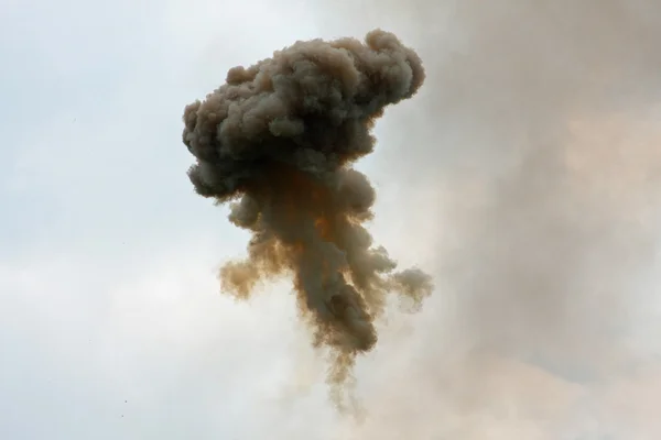 Dangerous and dramatic cloud of black smoke after an explosion i — Stock Photo, Image