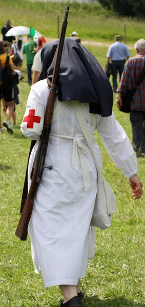 Enfermera monja marchando durante una sesión de práctica con un gran arma en s —  Fotos de Stock
