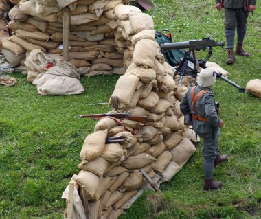 Nöbetçi askerler kum torbası ile yapılan kale içinde