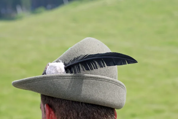 Black pen of a classic Alpine soldier's hat during a military pa — Stock Photo, Image