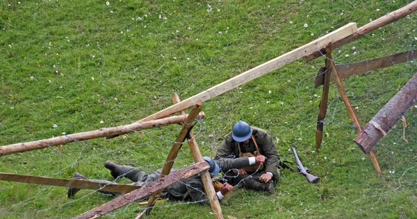 Italian soldiers while maintaining a sabotage operation cutting — Stock Photo, Image