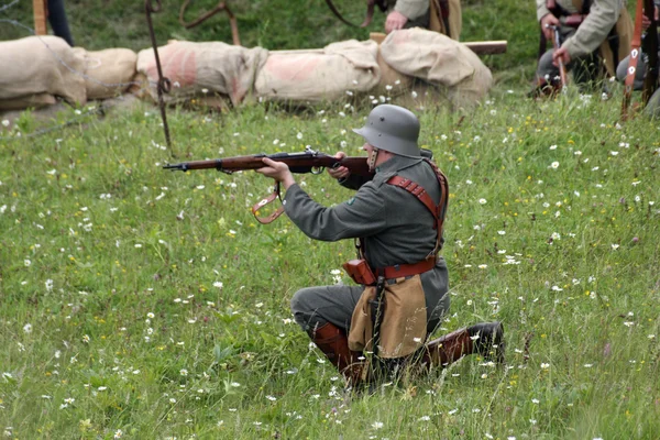 Soldat duckt sich, während er mit der Schrotflinte auf seine Feinde feuert — Stockfoto