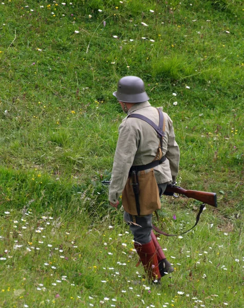 T の前に広い山周辺をパトロール中の兵士をセンチネルします。 — ストック写真