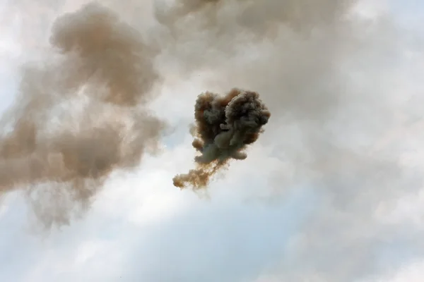 Gefährliche und dramatische schwarze Rauchwolke nach einer Explosion — Stockfoto
