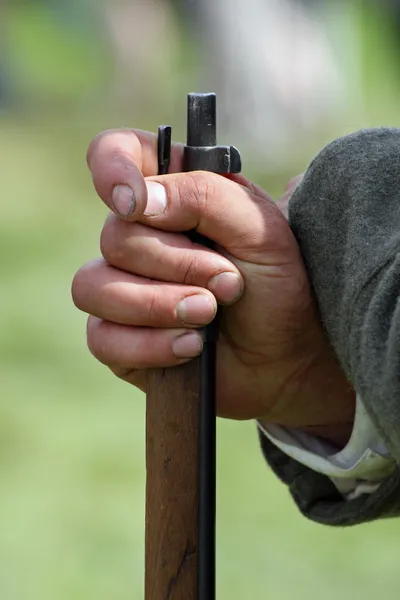 A mão de um soldado com unhas sujas enquanto segura o barril — Fotografia de Stock