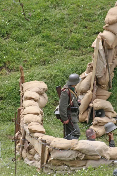 Soldats sentinelles à l'intérieur du fort faits avec des sacs de sable — Photo