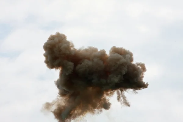 Peligrosa y dramática nube de humo negro después de una explosión i — Foto de Stock