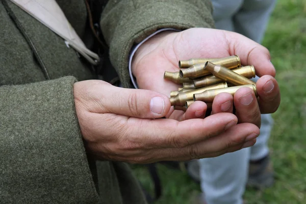 Mão do soldado com balas e cartuchos — Fotografia de Stock