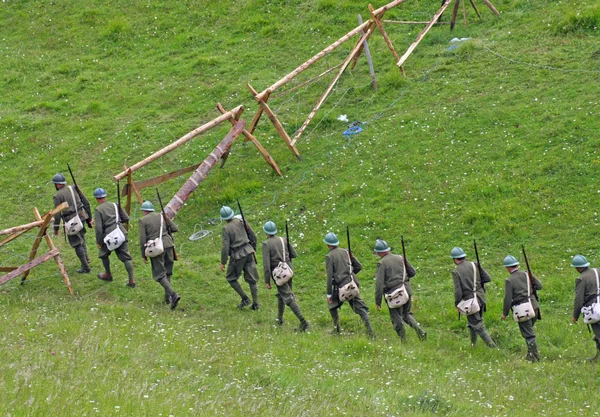 Pelotão de soldados de uniforme ao cruzar a linha do inimigo — Fotografia de Stock