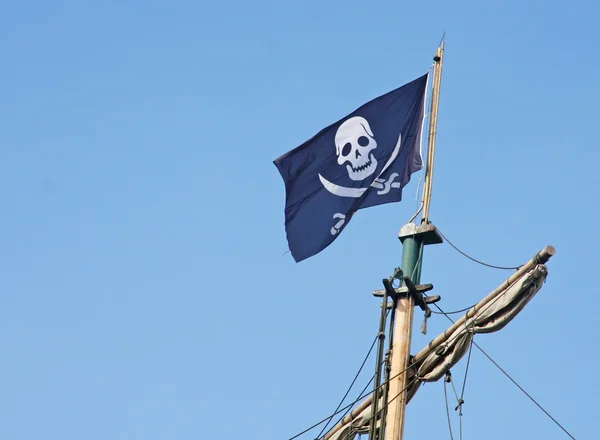 Pirate vlag die boven het corsair schip vliegt — Stockfoto