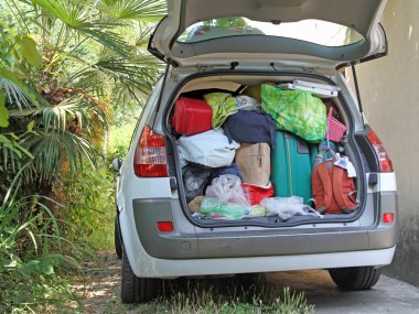 Araba çok dolu bavul ve çanta tatil için ayrılmadan önce
