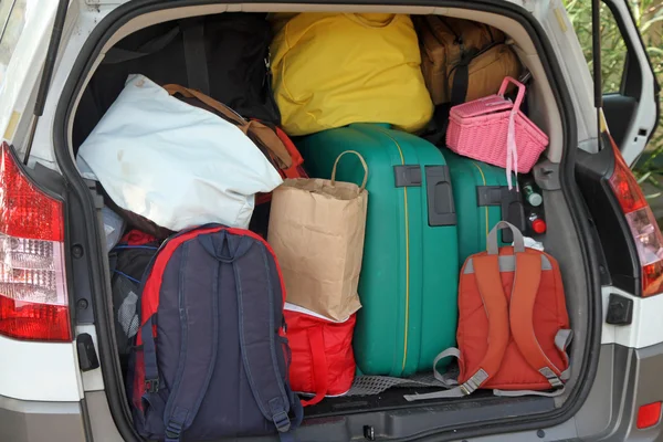 Car full of suitcases and bags to return from holidays — Stock Photo, Image